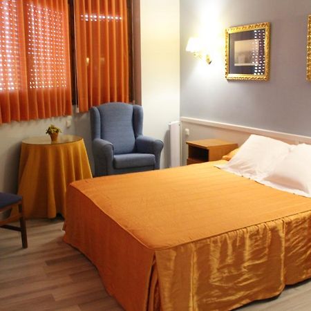 Tona Hostal Montserrat מראה חיצוני תמונה