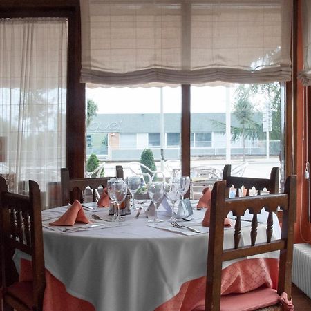 Tona Hostal Montserrat מראה חיצוני תמונה
