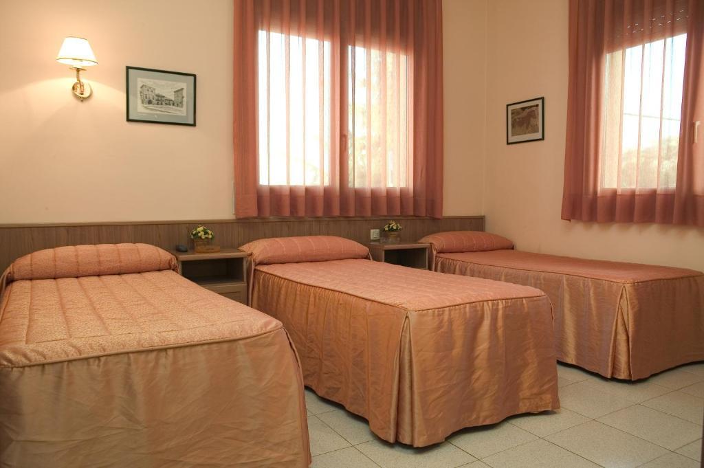 Tona Hostal Montserrat חדר תמונה