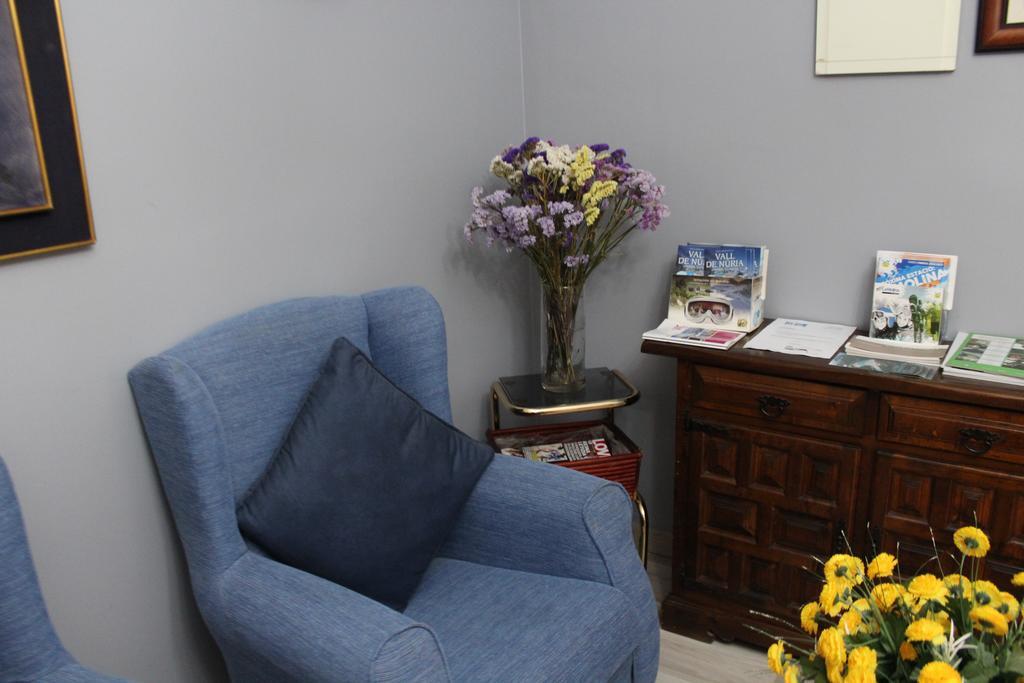 Tona Hostal Montserrat מראה חיצוני תמונה