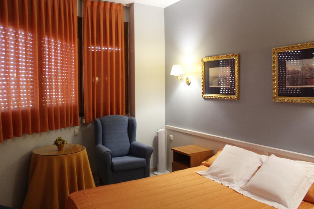 Tona Hostal Montserrat מראה חיצוני תמונה