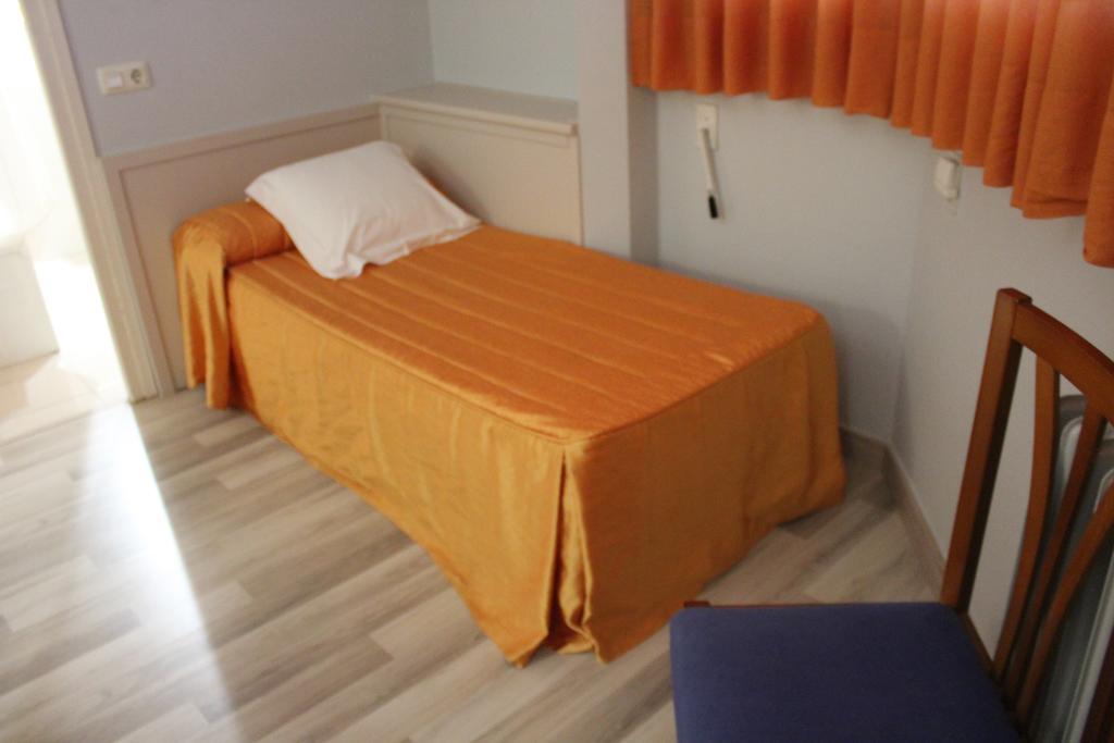 Tona Hostal Montserrat מראה חיצוני תמונה