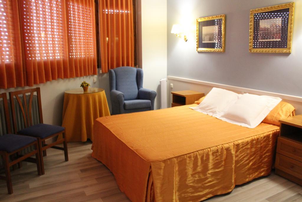 Tona Hostal Montserrat מראה חיצוני תמונה