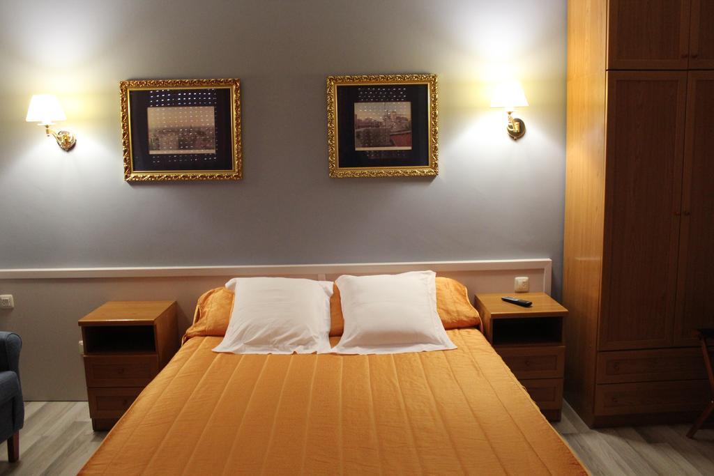 Tona Hostal Montserrat מראה חיצוני תמונה