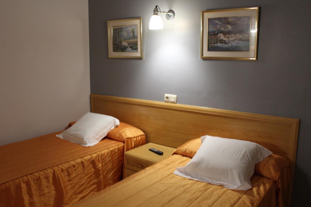 Tona Hostal Montserrat מראה חיצוני תמונה