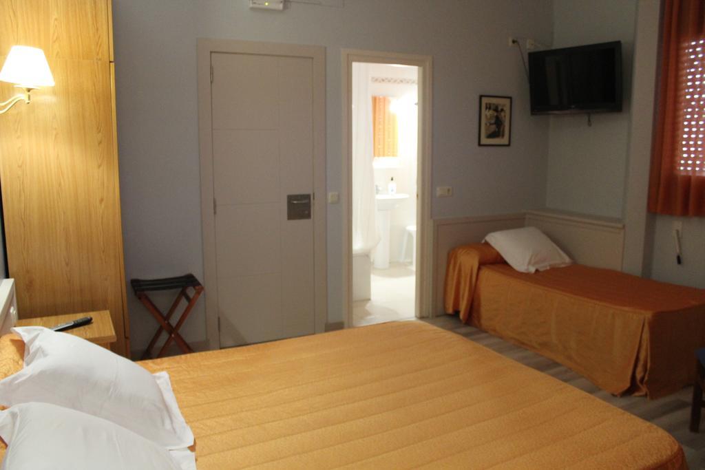 Tona Hostal Montserrat מראה חיצוני תמונה