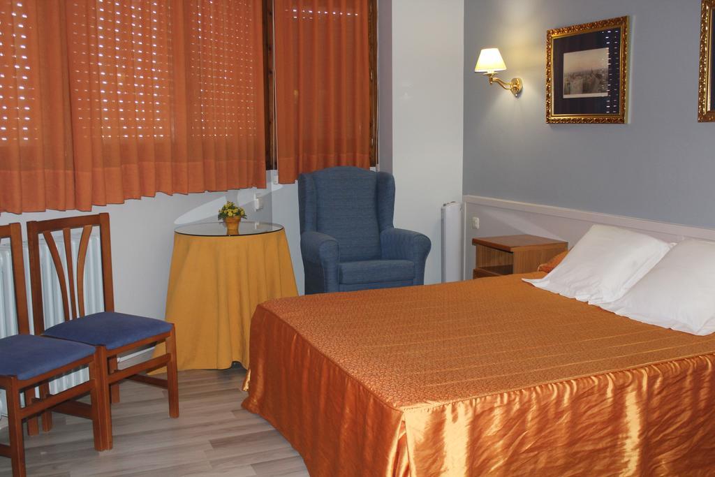 Tona Hostal Montserrat מראה חיצוני תמונה