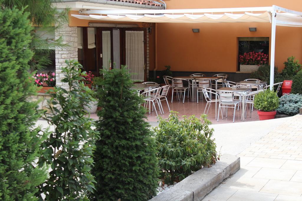 Tona Hostal Montserrat מראה חיצוני תמונה