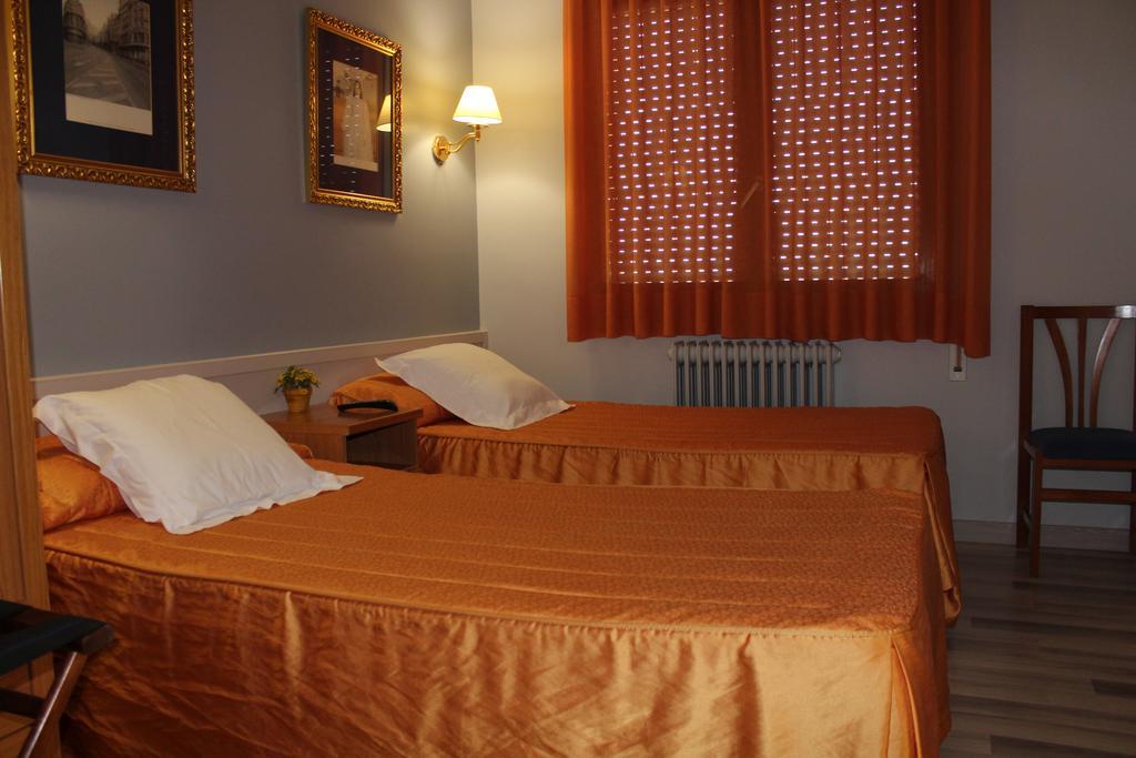 Tona Hostal Montserrat מראה חיצוני תמונה