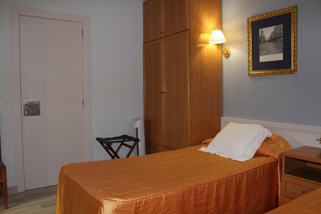 Tona Hostal Montserrat מראה חיצוני תמונה