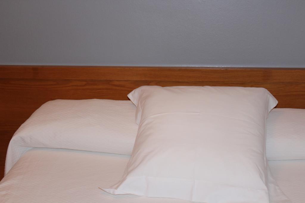 Tona Hostal Montserrat מראה חיצוני תמונה