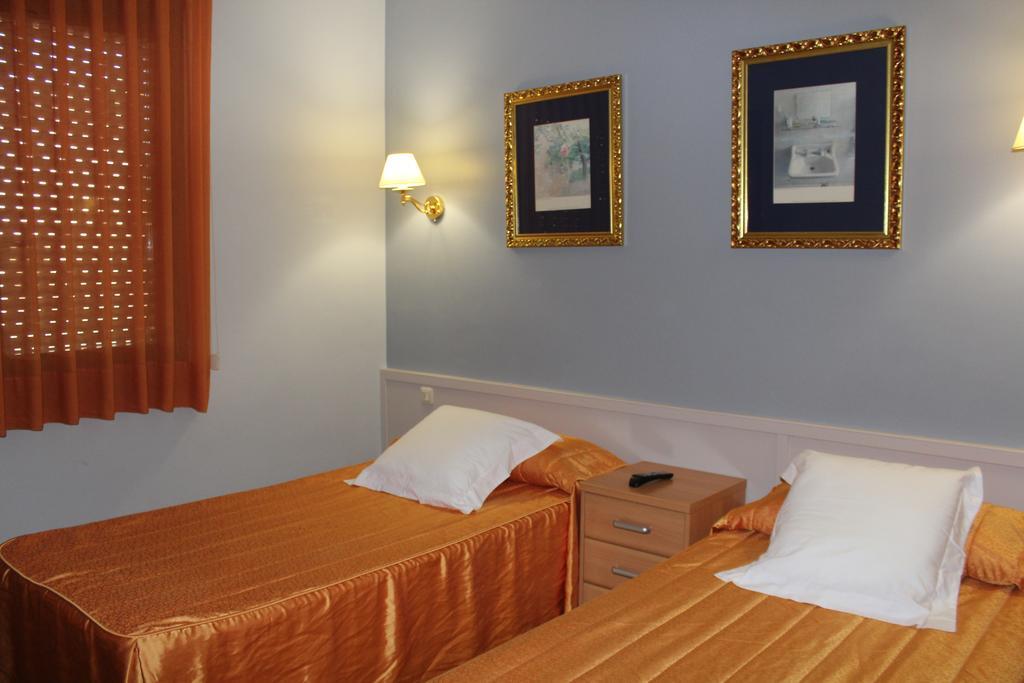 Tona Hostal Montserrat מראה חיצוני תמונה
