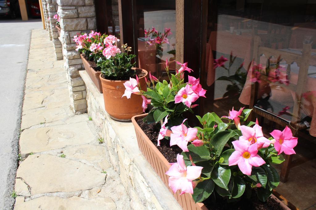Tona Hostal Montserrat מראה חיצוני תמונה