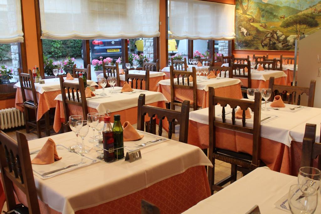 Tona Hostal Montserrat מראה חיצוני תמונה