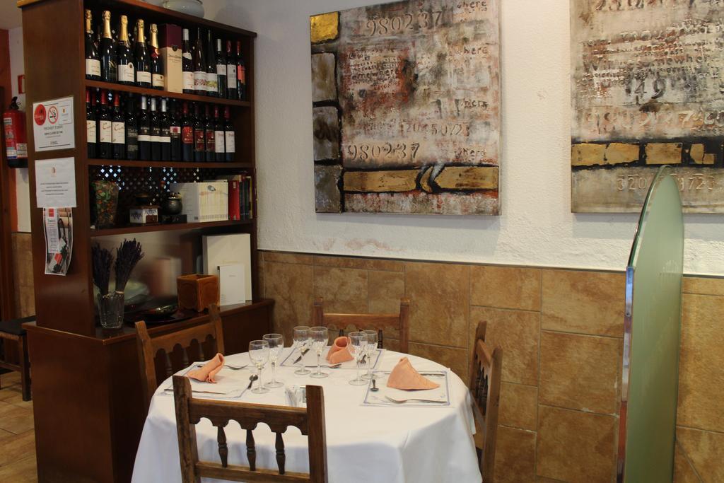 Tona Hostal Montserrat מראה חיצוני תמונה