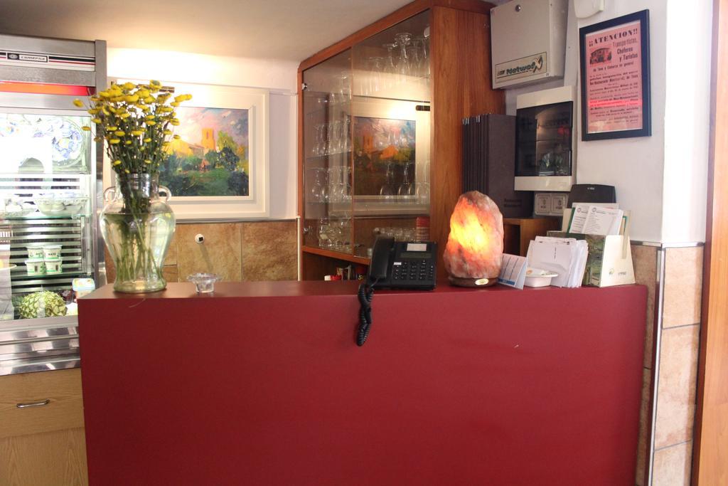 Tona Hostal Montserrat מראה חיצוני תמונה