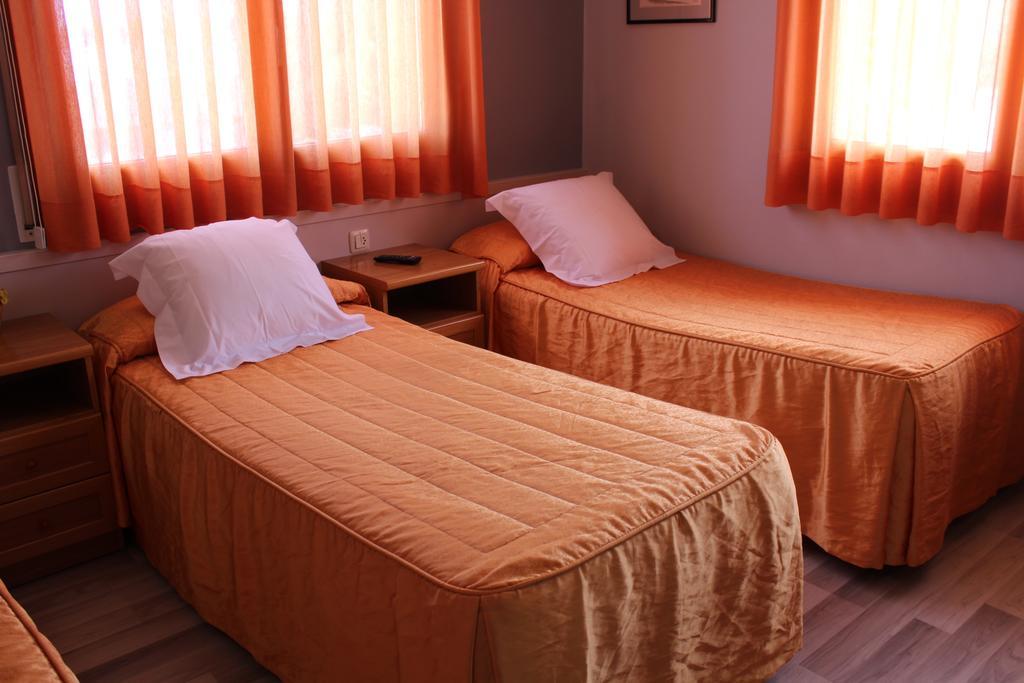 Tona Hostal Montserrat מראה חיצוני תמונה