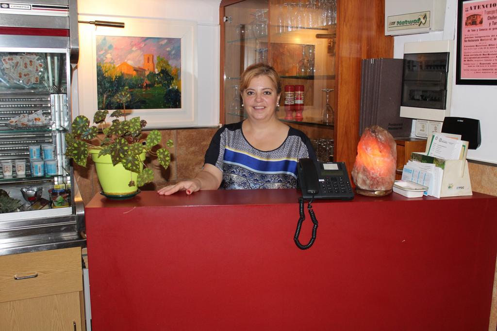 Tona Hostal Montserrat מראה חיצוני תמונה
