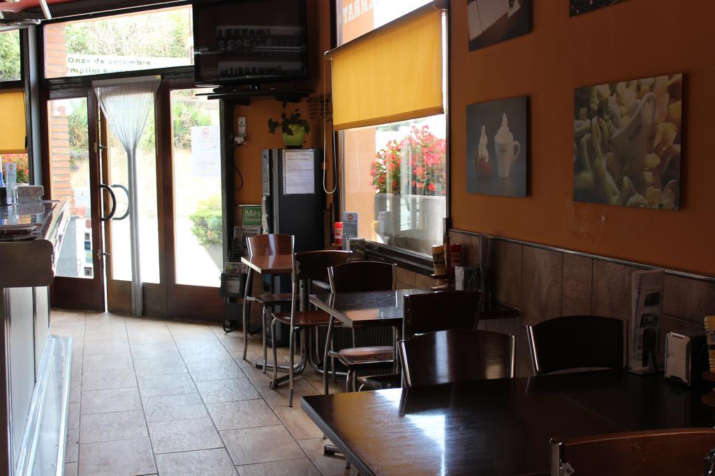 Tona Hostal Montserrat מראה חיצוני תמונה