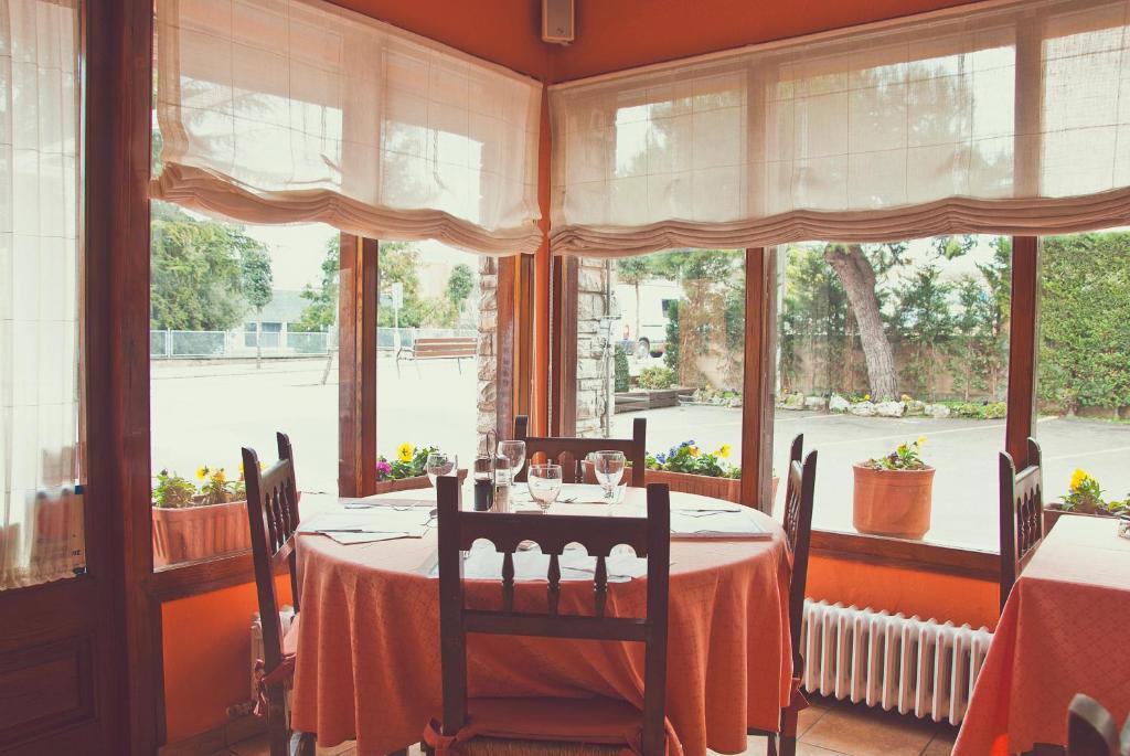 Tona Hostal Montserrat מראה חיצוני תמונה