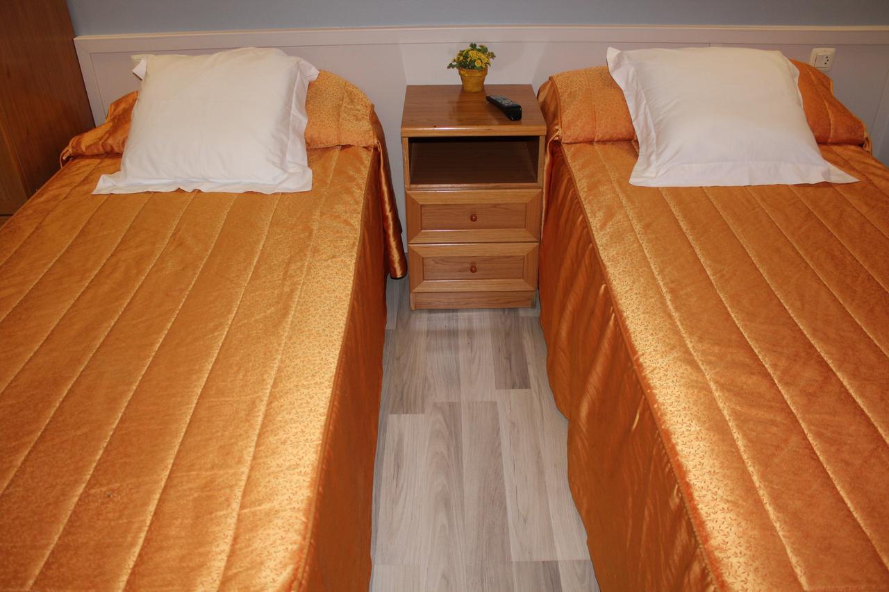 Tona Hostal Montserrat מראה חיצוני תמונה