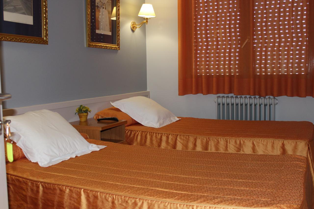 Tona Hostal Montserrat מראה חיצוני תמונה