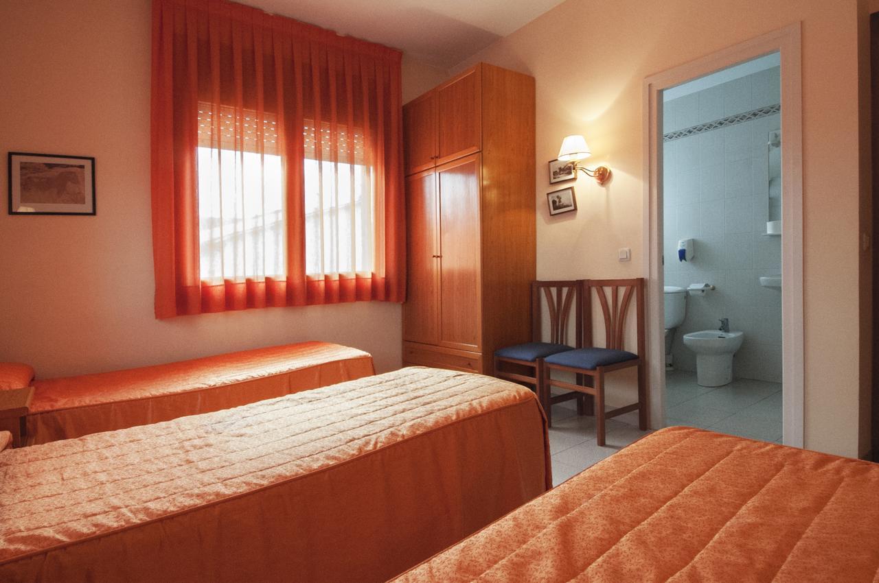 Tona Hostal Montserrat מראה חיצוני תמונה