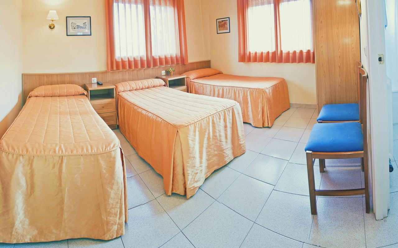 Tona Hostal Montserrat מראה חיצוני תמונה