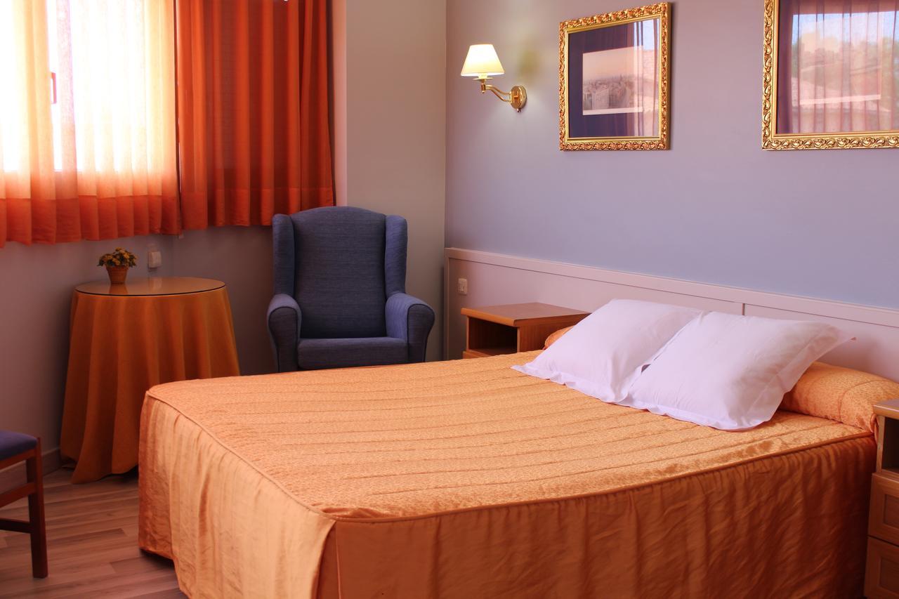 Tona Hostal Montserrat מראה חיצוני תמונה